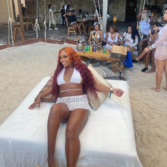 Meet your Posher, Celine - Picture 5 of 8